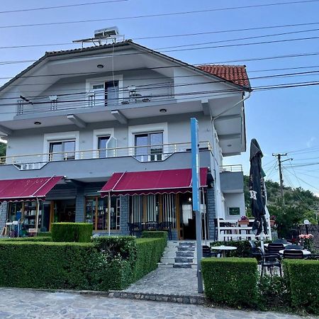 Eiffel'S Guest House Pogradec Esterno foto