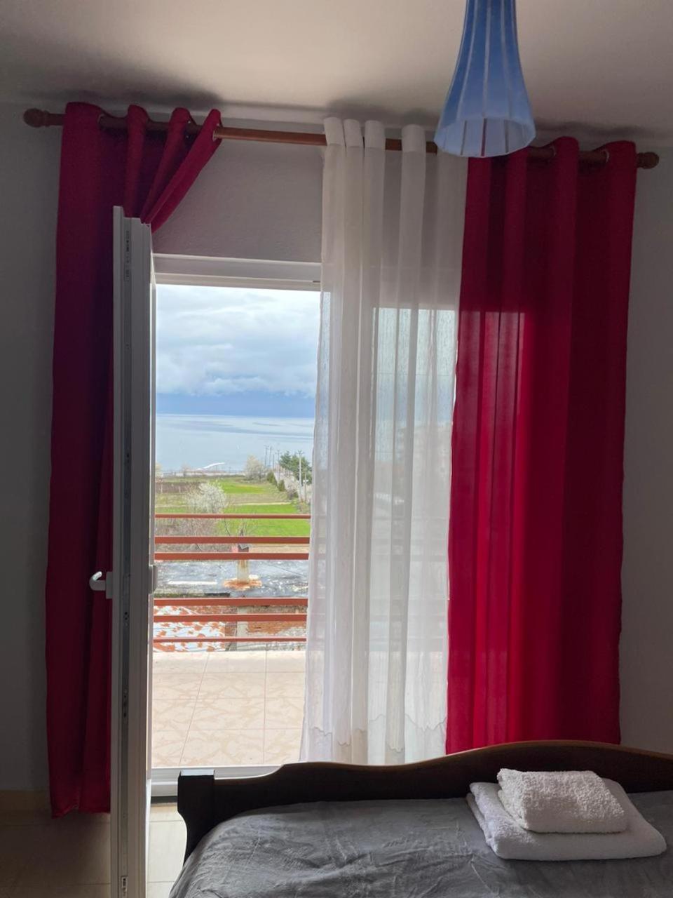 Eiffel'S Guest House Pogradec Esterno foto