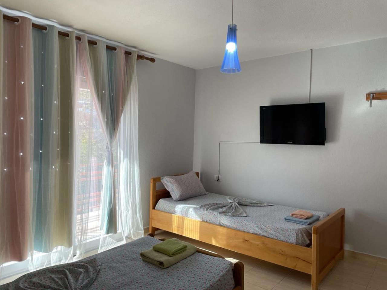 Eiffel'S Guest House Pogradec Esterno foto