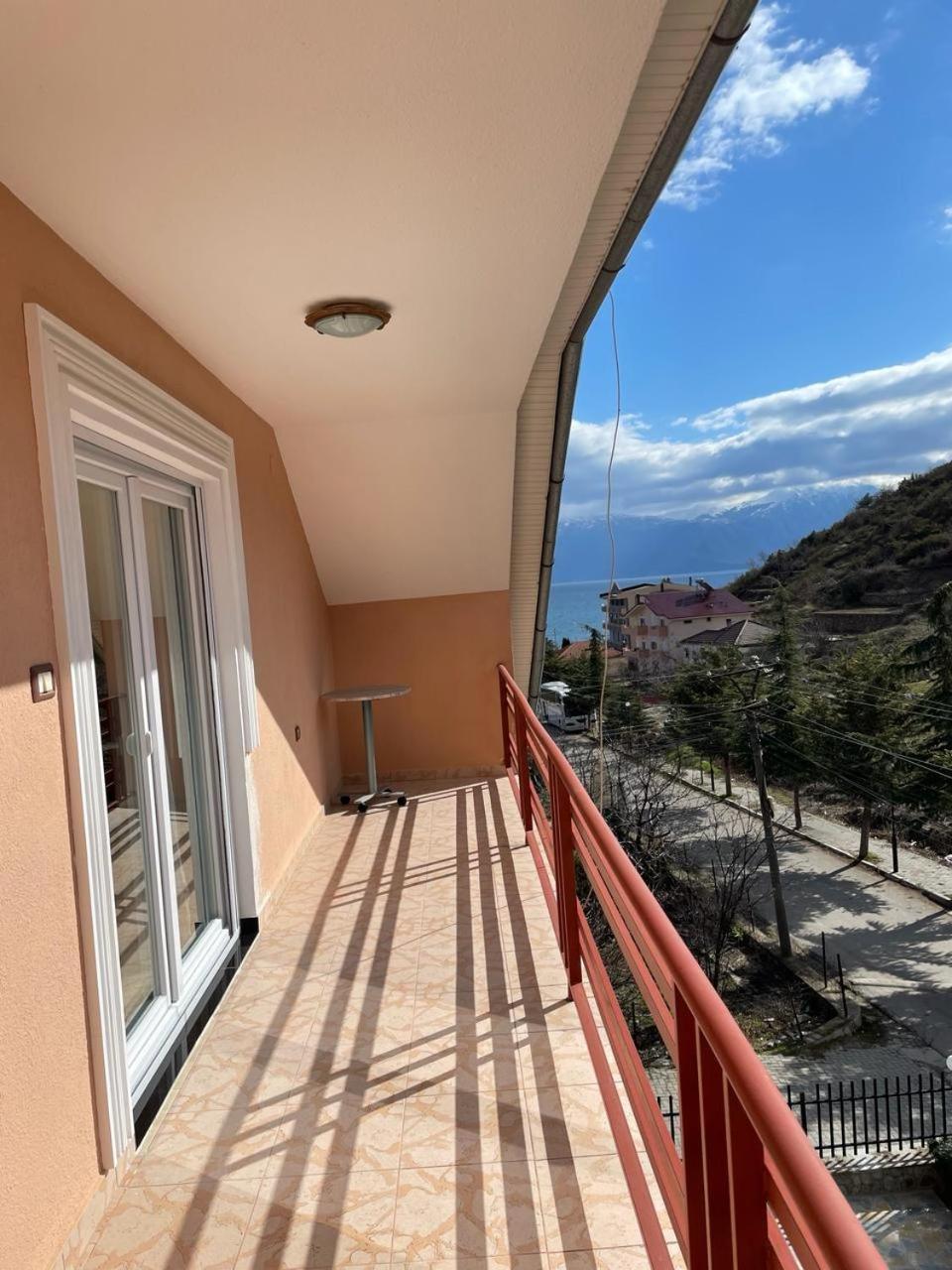 Eiffel'S Guest House Pogradec Esterno foto