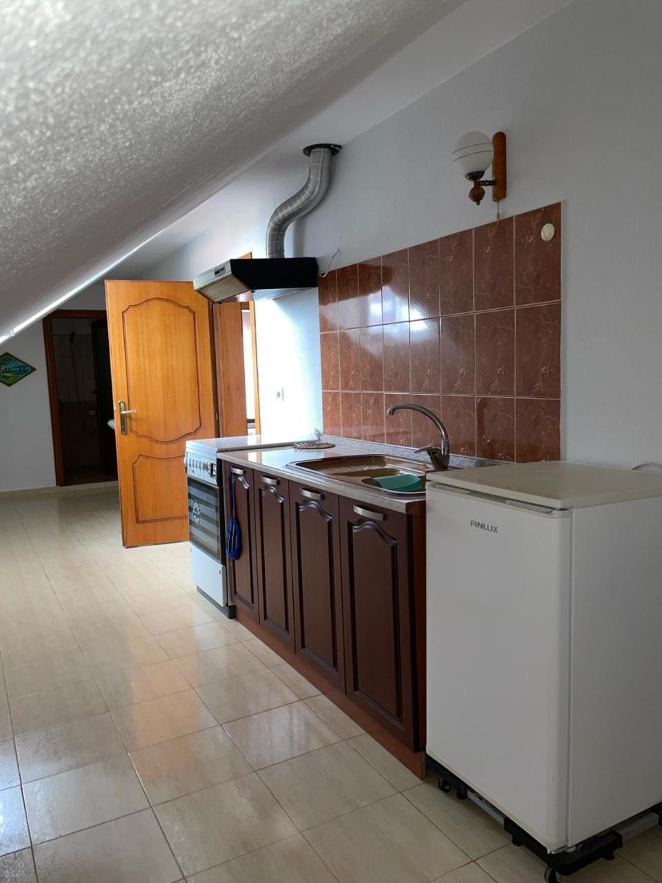 Eiffel'S Guest House Pogradec Esterno foto