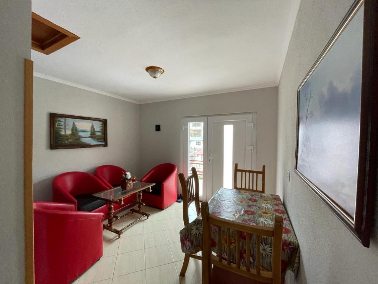 Eiffel'S Guest House Pogradec Esterno foto