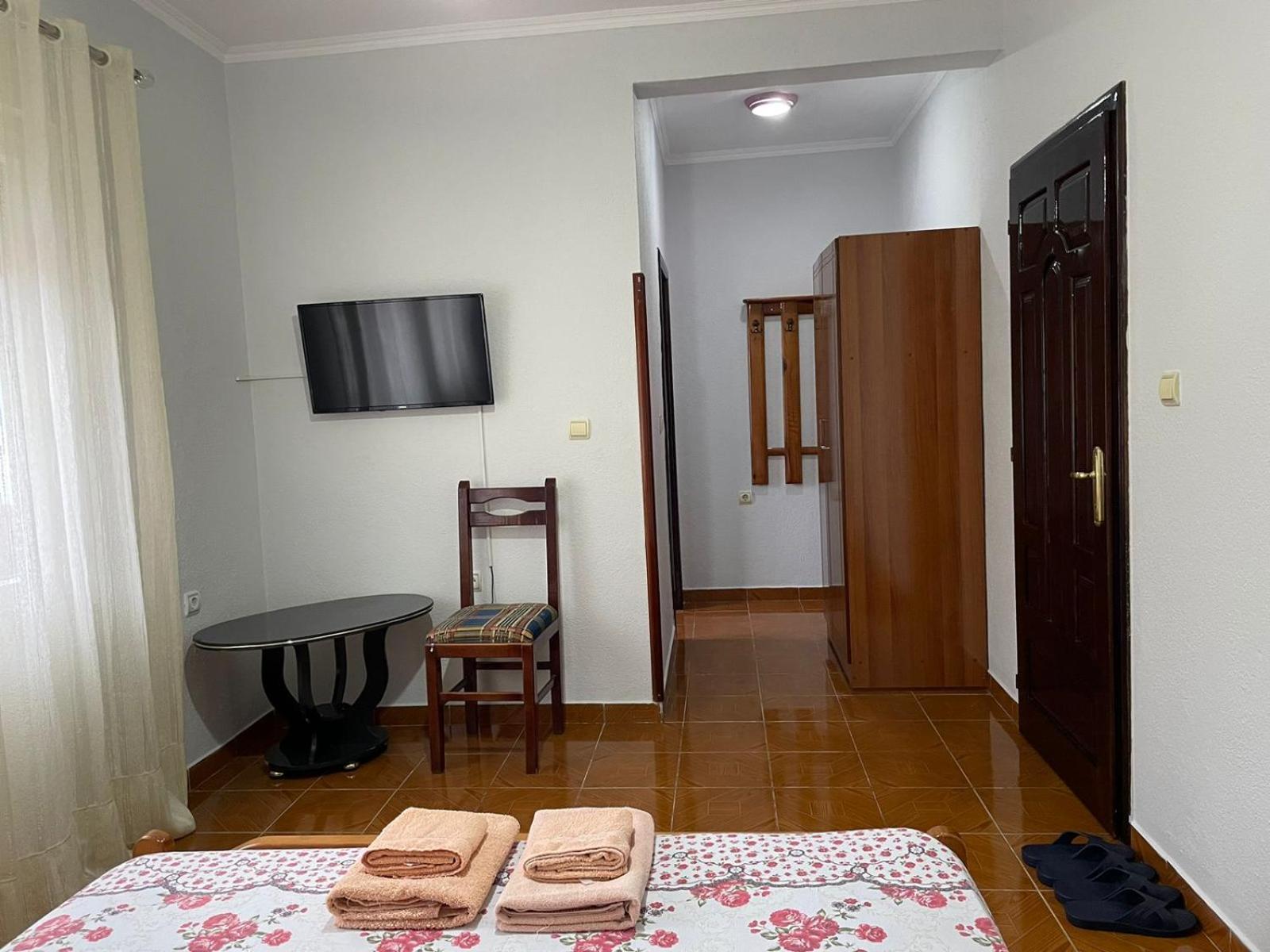 Eiffel'S Guest House Pogradec Esterno foto