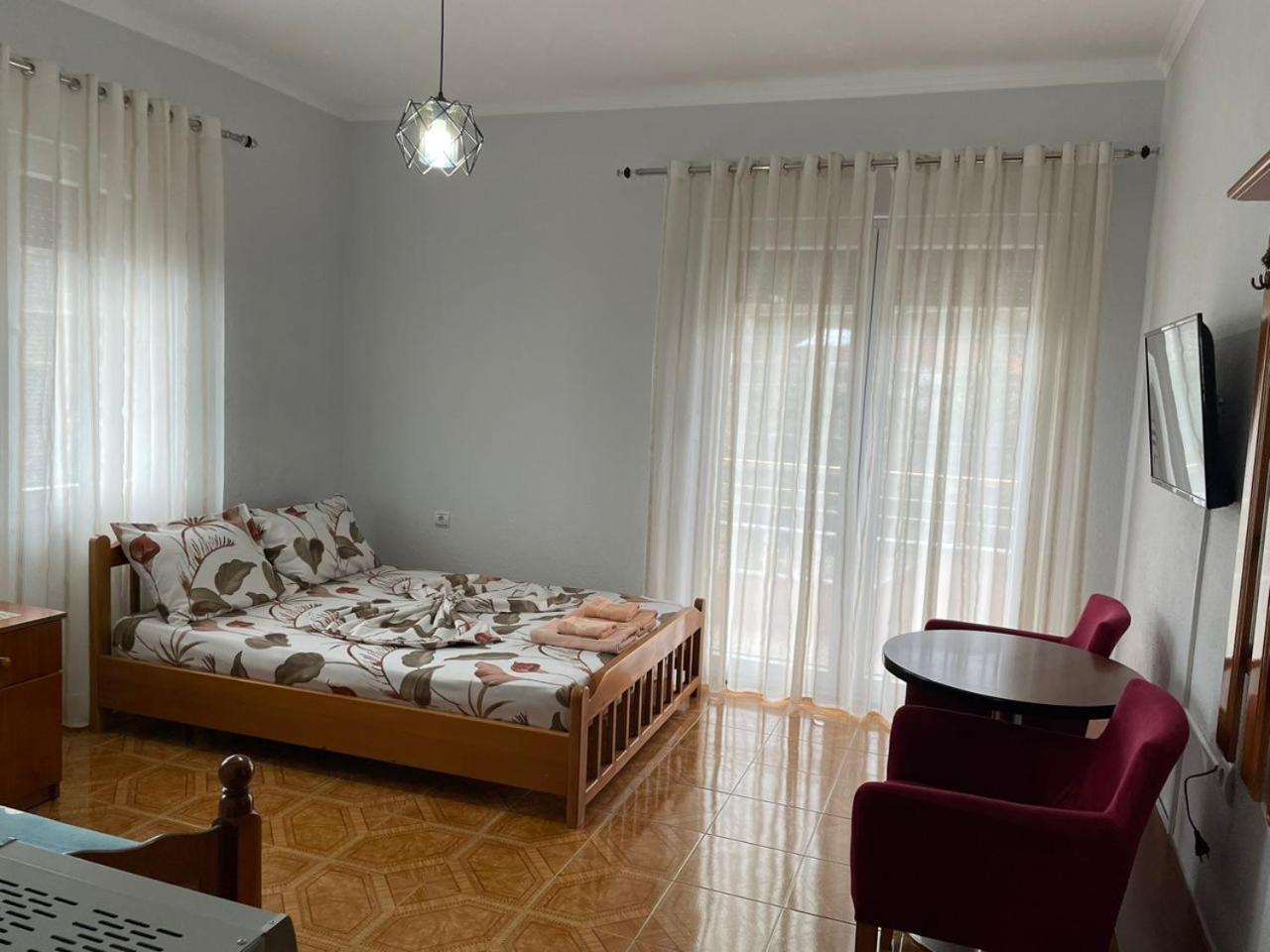 Eiffel'S Guest House Pogradec Esterno foto