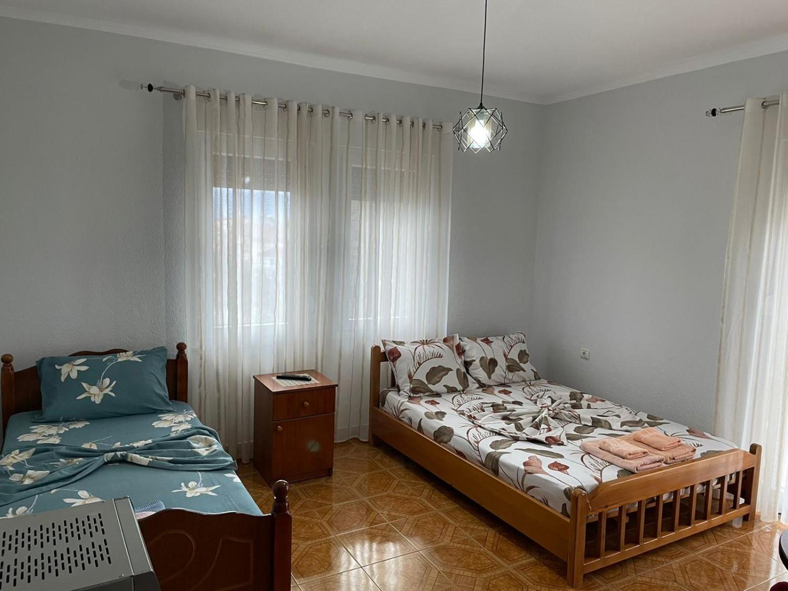 Eiffel'S Guest House Pogradec Esterno foto
