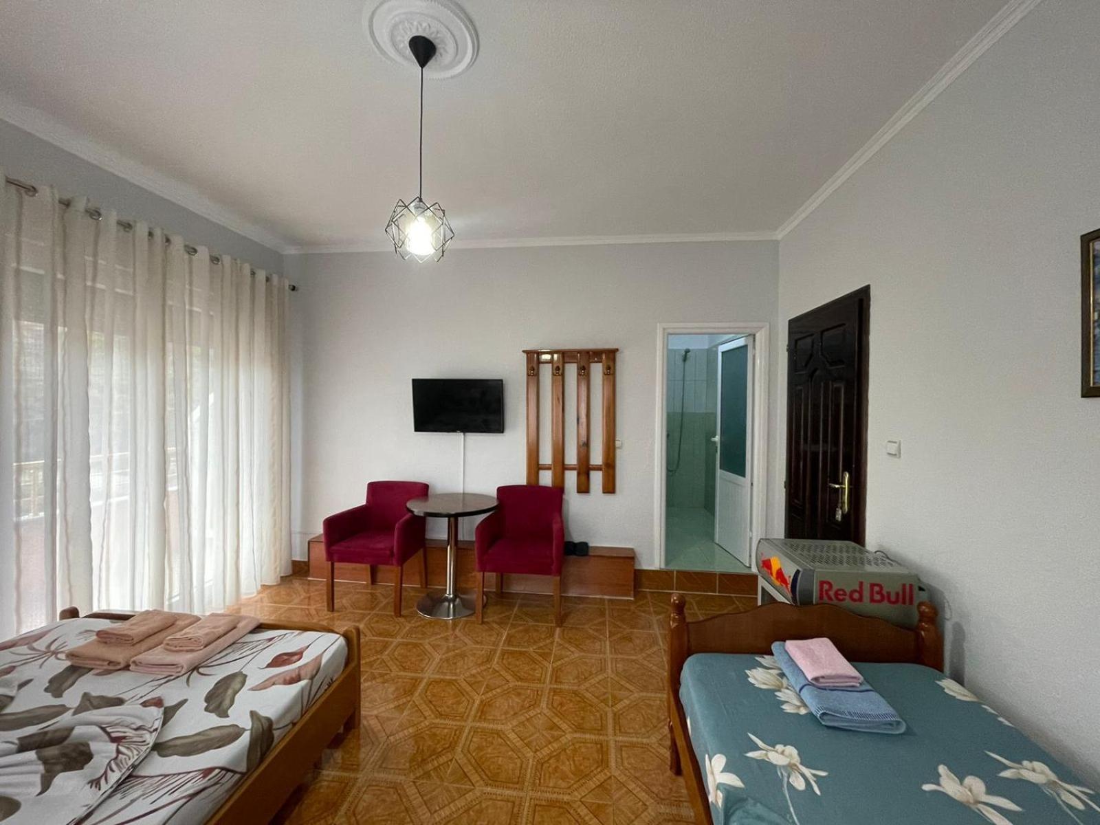 Eiffel'S Guest House Pogradec Esterno foto