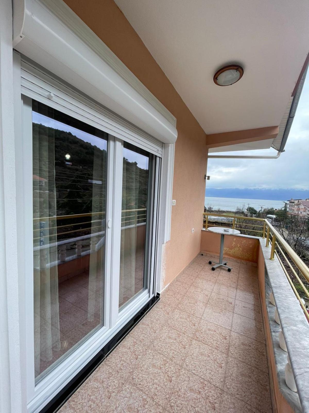 Eiffel'S Guest House Pogradec Esterno foto