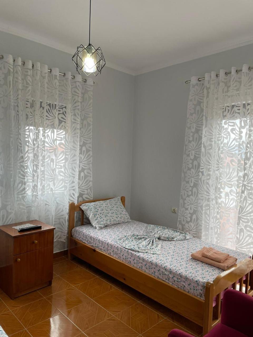 Eiffel'S Guest House Pogradec Esterno foto