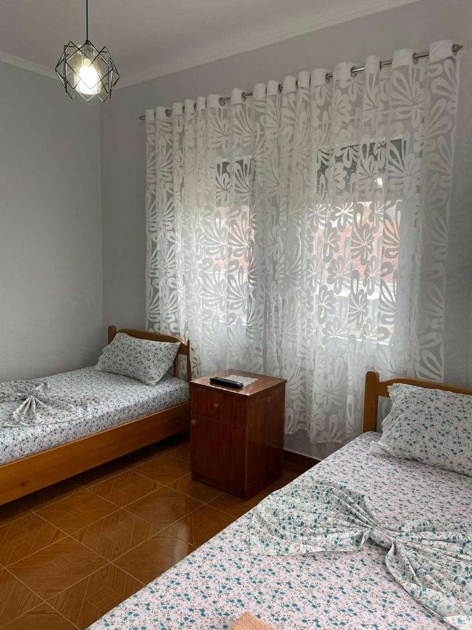 Eiffel'S Guest House Pogradec Esterno foto