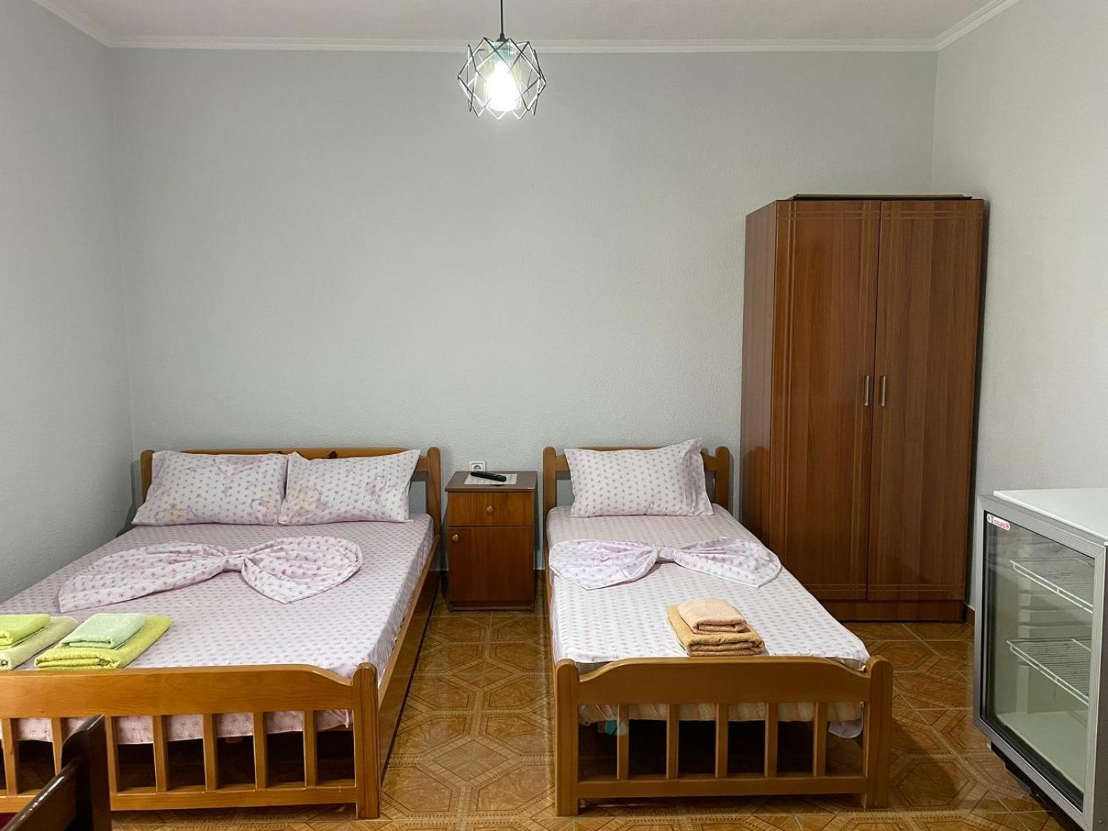 Eiffel'S Guest House Pogradec Esterno foto