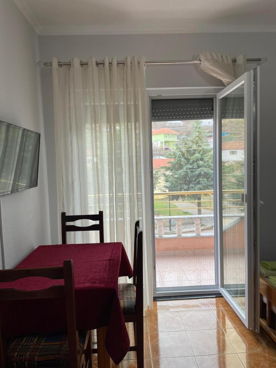 Eiffel'S Guest House Pogradec Esterno foto