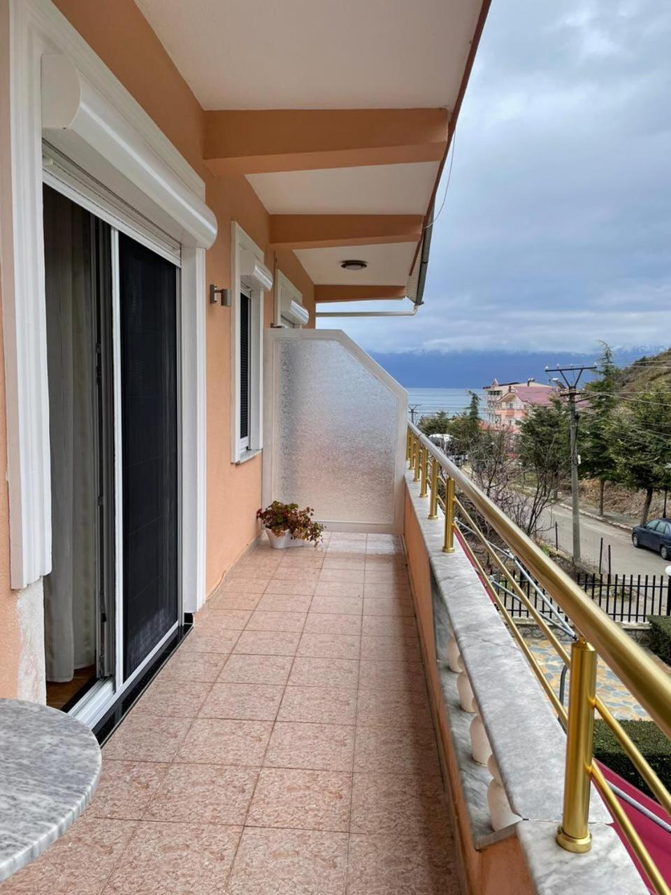 Eiffel'S Guest House Pogradec Esterno foto