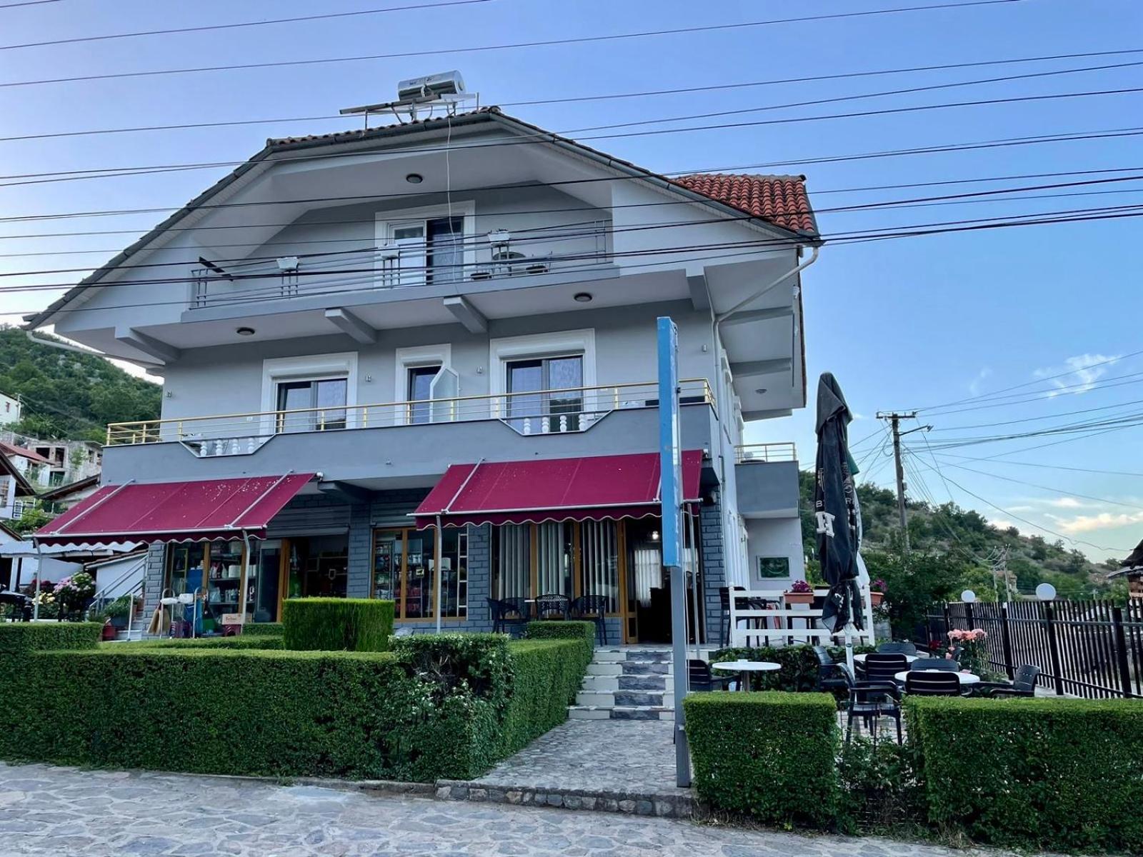 Eiffel'S Guest House Pogradec Esterno foto