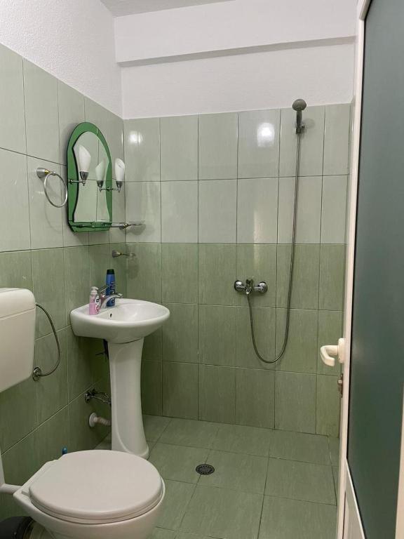 Eiffel'S Guest House Pogradec Esterno foto