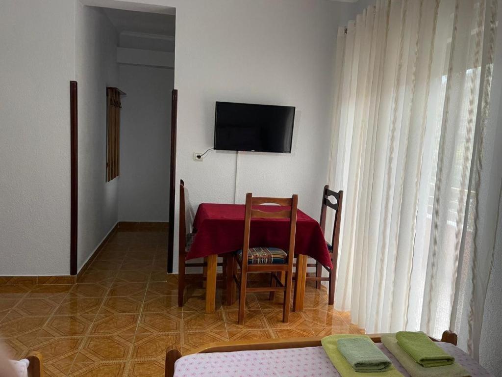 Eiffel'S Guest House Pogradec Esterno foto